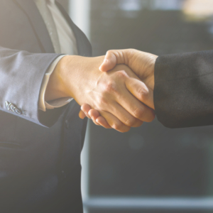 hommes se donnant la main